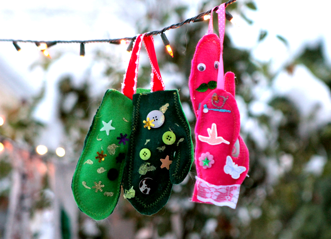 Handprint Felt Mittens