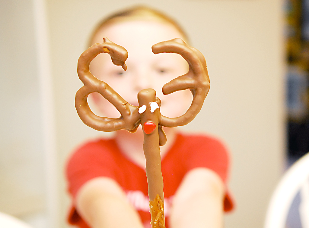 Chocolate-Dipped Reindeer Pretzels